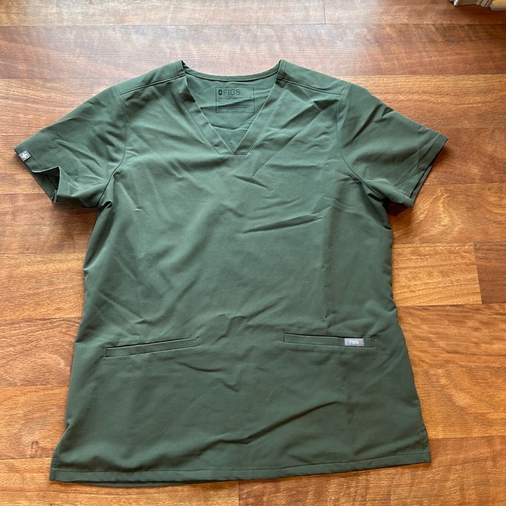 FIGS casma top in moss.